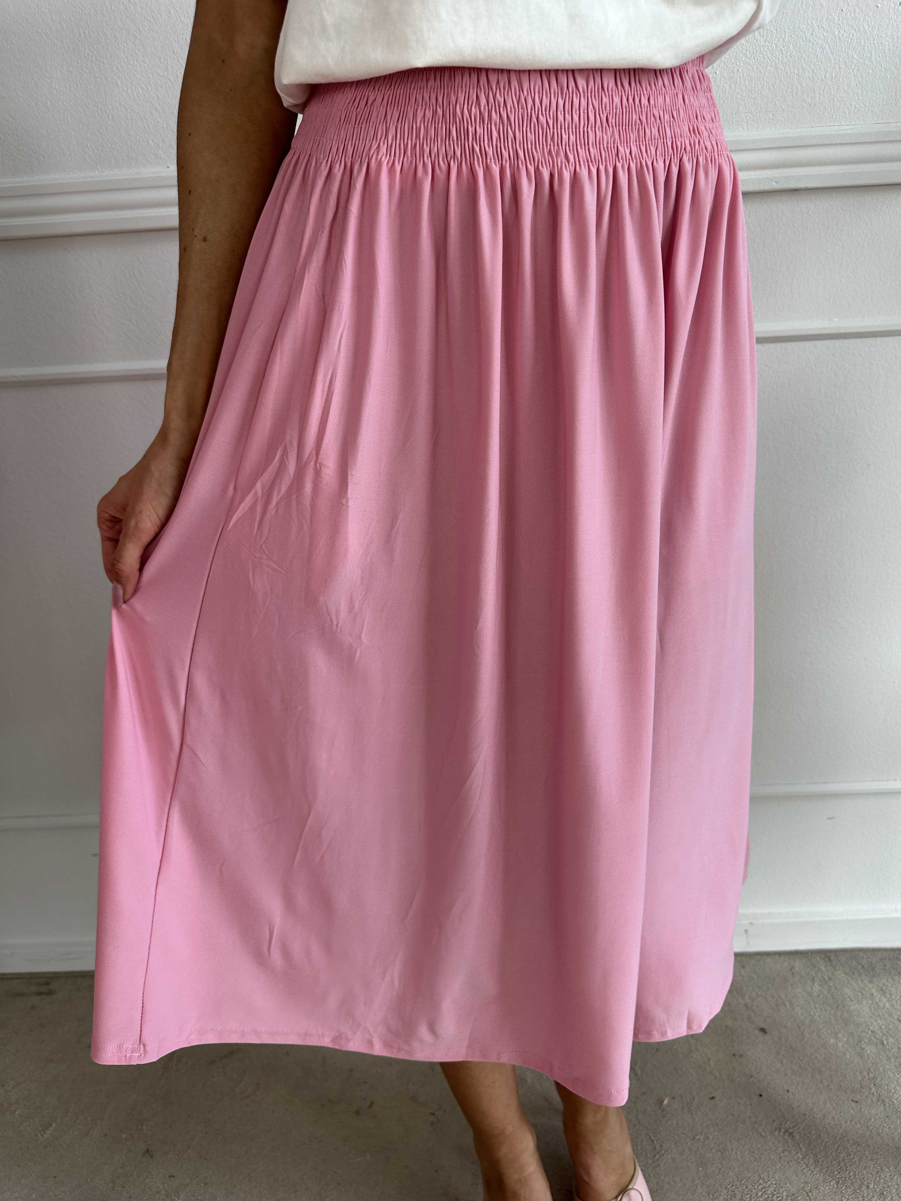 Pams Plain Midi Skirt - Nederdel i stretchy stof med lommer